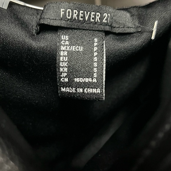 Forever 21 Black Faux Leather Crop Top Size Small - Picture 4 of 5